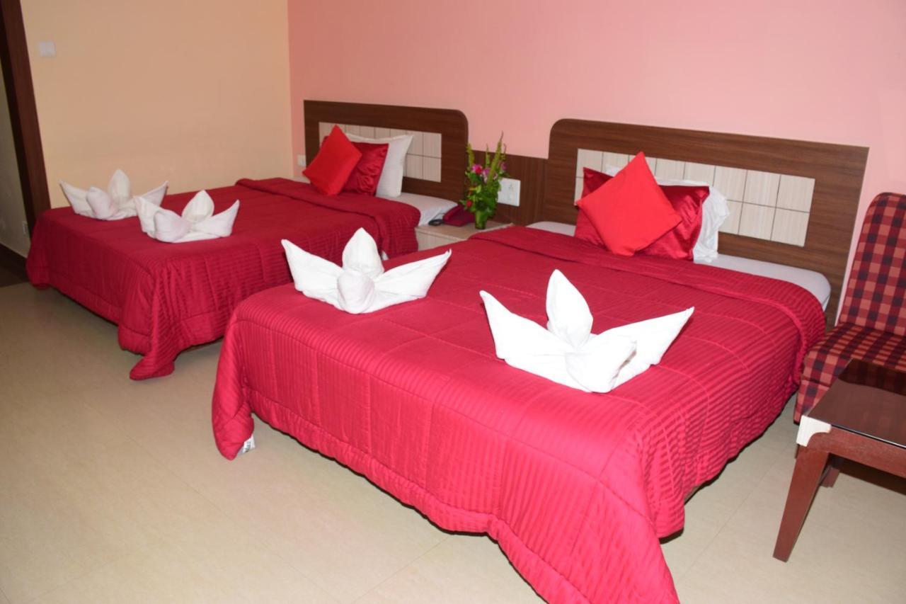 Hotel Landmark Пури Екстериор снимка